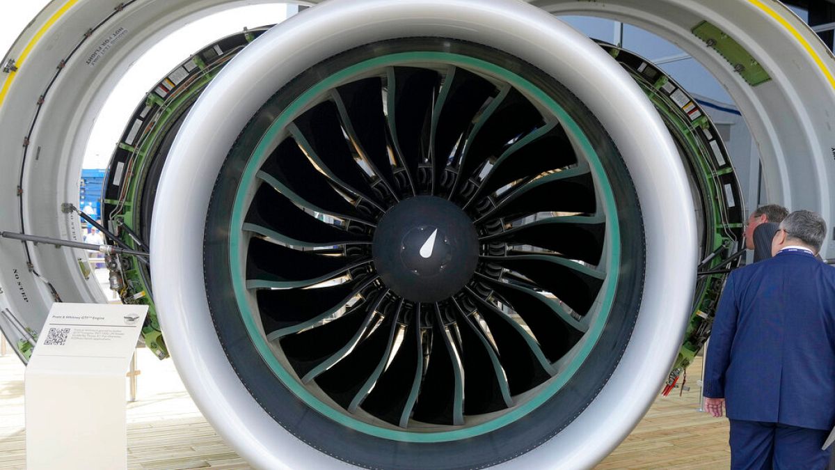 Hollanda'nın Schiphol Havalimanı'nda uçağın motoruna düşen kişi hayatını kaybetti