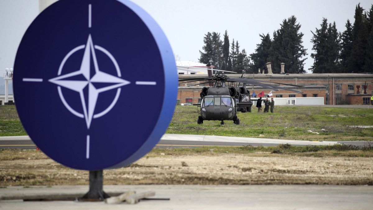 Arnavutluk, "Rusya tehlikesine" karşı Sovyet dönemi Kuçova hava üssünü NATO'ya açtı