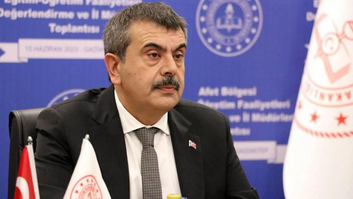 Milli Eğitim Bakanı, yasaya uymayan Fransız okulları hakkında işlem yapılacağını duyurdu.