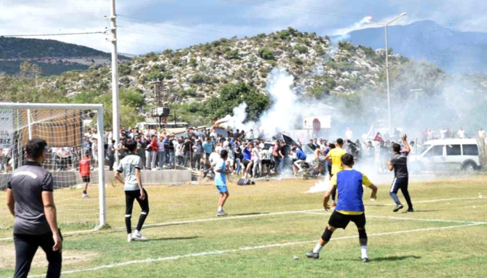 Şampiyonluk maçında ortalık savaş alanına döndü!  1'i futbolcu 3 yaralı var... Futbol