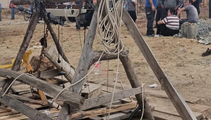 Su kuyusu bulmak için 13 metre aşağıya inen baba-oğullar, girdikleri kuyuda zehirlendi.