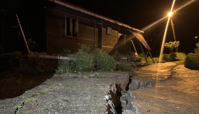 Rize'de sağanak yağış sonrası heyelan meydana geldi! Çatlak ve çatlakların olduğu bölgede 2 ev boşaltıldı.