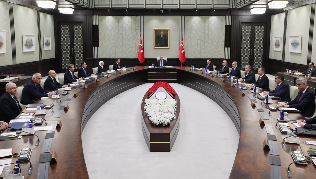Memur maaşları ve emekli maaşlarına daha fazla zam gelmesini bekleyenlerin gözü kabinenin kararlarında: Kabine ne zaman toplanacak? Emeklilere ve kamu çalışanlarına sosyal yardım kotası verilecek mi?