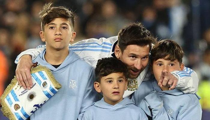 Lionel Messi iki gol attığı maçta Arjantin'e gözyaşlarıyla veda etti