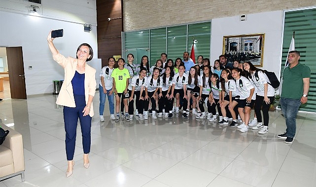 Başkan Kınay Orbit, Karabağlarspor kadın futbol takımıyla buluştu: Şampiyonluğu bekliyoruz - SPORT