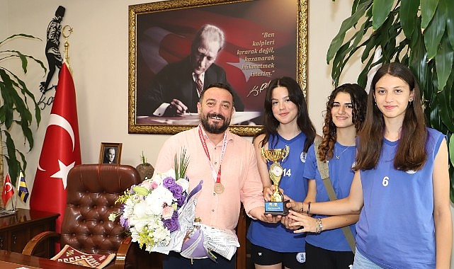 Başkan Turan;  Kadın voleybol takımımızın başarısını kutluyoruz - SPOR