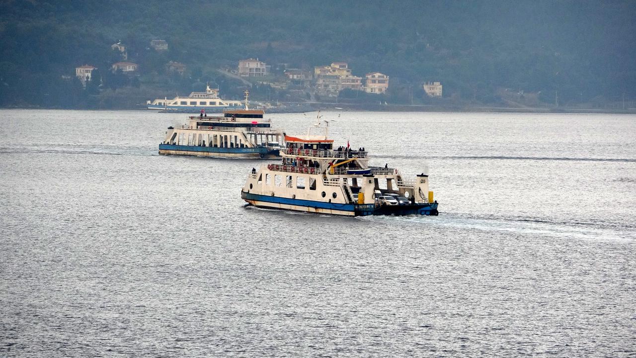 Çanakkale'de fırtına nedeniyle feribot seferleri engellendi
