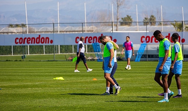 Dick Advocaat'ın çalıştırdığı Curaçao milli futbol takımı, Corendon sponsorluğunda Titanic Deluxe Golf Belek'te - SPORT