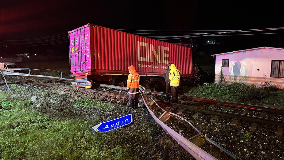 Aydın'da tren raylarına giren TIR'ın şoförü hayatını kaybetti