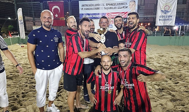 Gölcük Belediyesi'nin düzenlediği geleneksel kum futbolu turnuvasında Azat İnşaat, heyecanlı final maçlarının ardından şampiyon oldu - SPORT