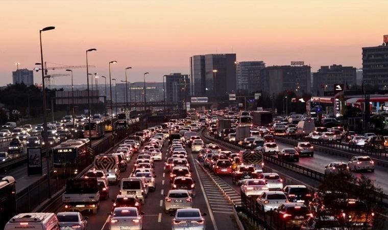 İstanbul'da ilk iftar öncesi trafik tıkandı: Sokaklar araç kuyruklarıyla doldu