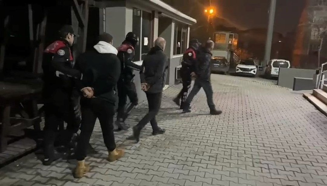 Şüpheli araçların tutuklanmasında ele geçirilen sahte polis elbisesi - son dakikanın Trürkiye haberleri