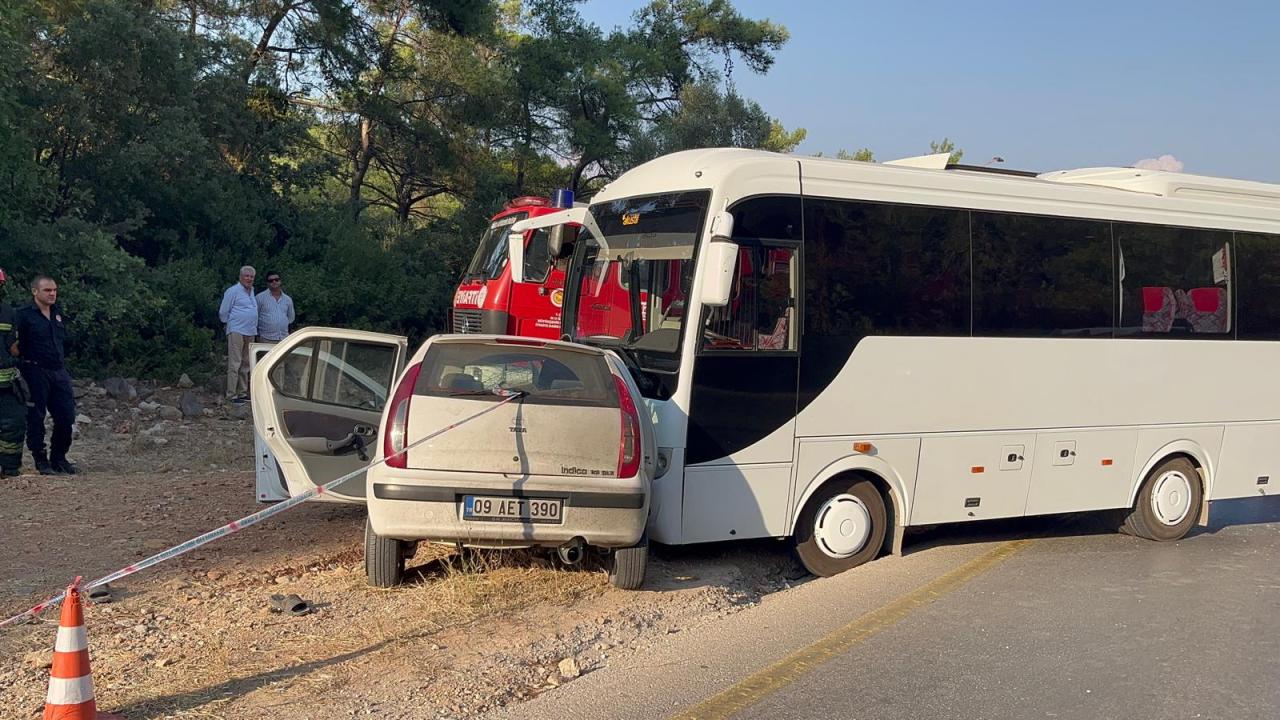 Muğla'da otomobil ile minibüsün çarpışması sonucu 1 kişi öldü, 1 kişi de yaralandı.