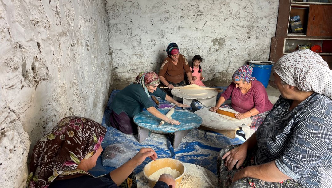 Kars'ta köylü kadınlar imece usulü erişte kesiyor - Son Dakika Türkiye Haberleri