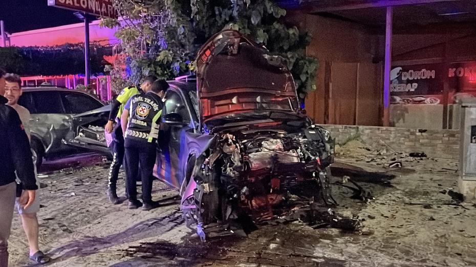 Bursa'da Feci Kaza: İki Otomobil Çarpıştı, İki Kişi Hayatını Kaybetti, İki Kişi Yaralandı
