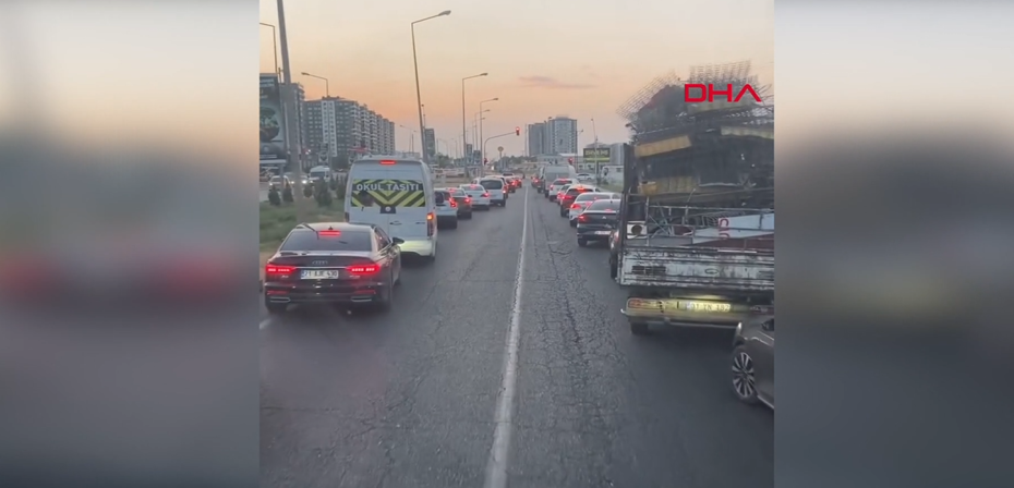 Diyarbakır’da Örnek Davranış: İtfaiyeye Fermuar Yöntemiyle Yol Açtılar