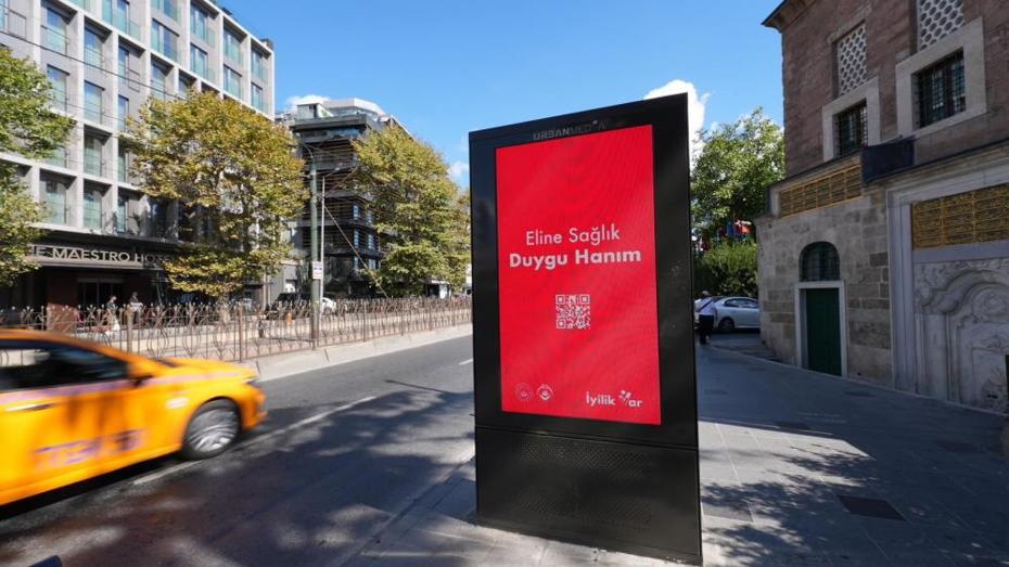 En İşlek Caddelerdeki QR Kodlu Mesajın Gizemi Çözüldü: Gözler 12 Eylül'e Çevrildi
