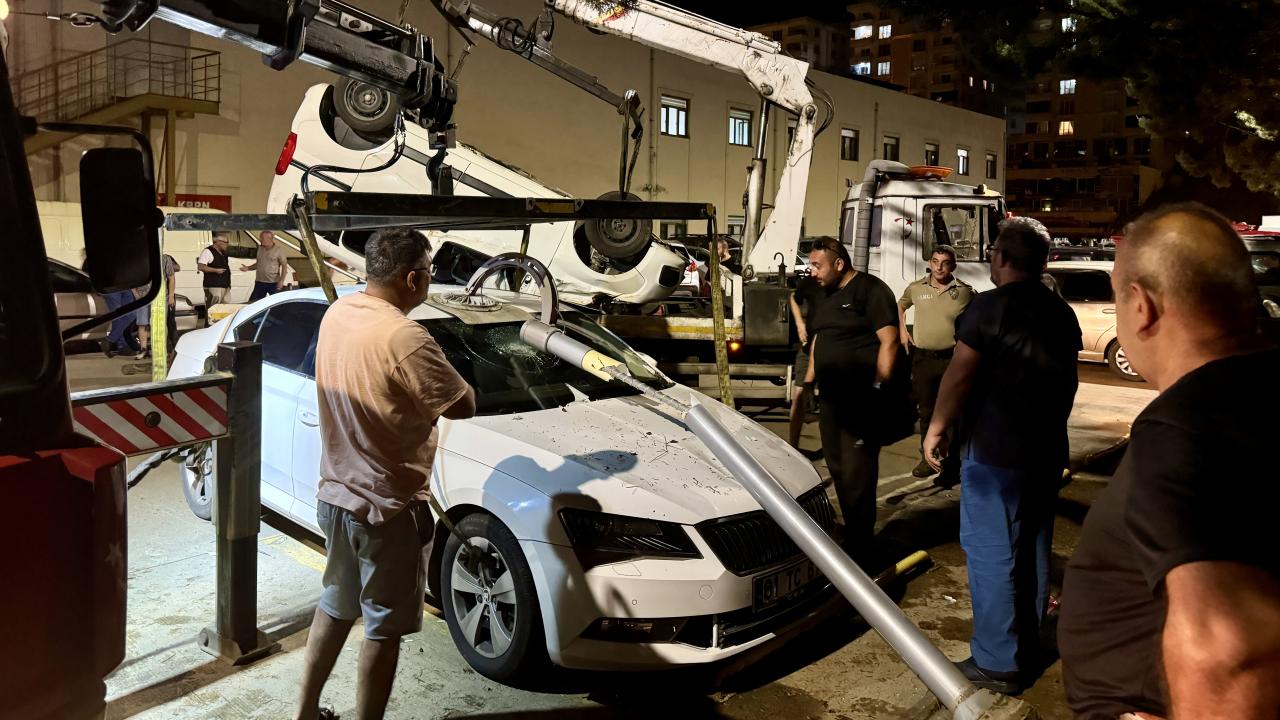 Trabzon'da hafif ticari aracın 2 otomobile çarpması sonucu 2 kişi yaralandı.
