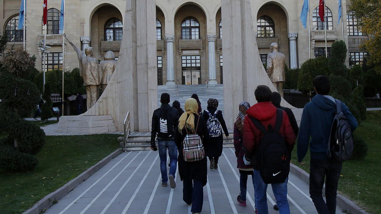 İş dünyası öğrencilere burs ve staj olanakları sunuyor
