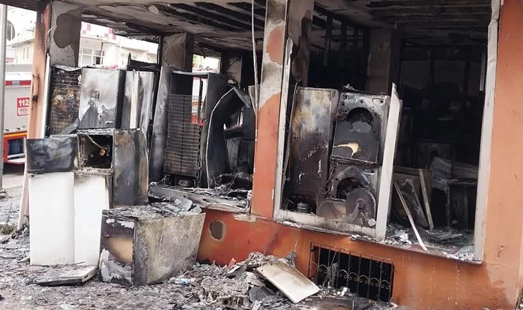 Beyaz eşya mağazasında yangın: 3 katlı bina yaşanmaz hale geldi!