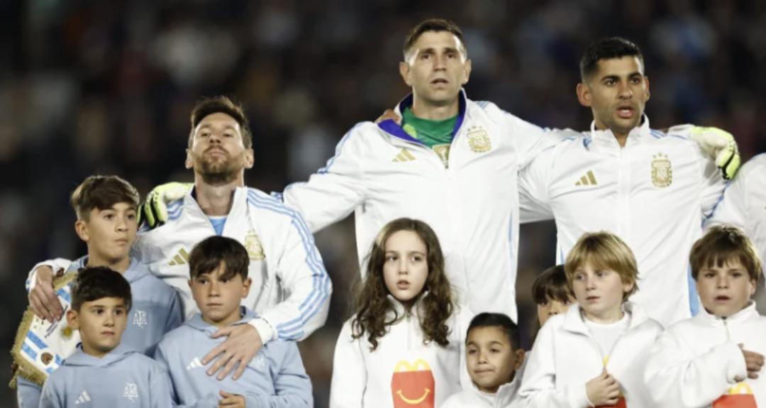 Lionel Messi, Arjantin'i iki gol attığı maçta gözyaşlarıyla selamladı.