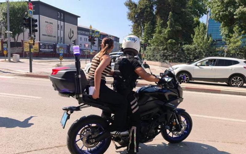 Kimliğini evde unutan adayı, motosikletli trafik polisi yetiştirdi