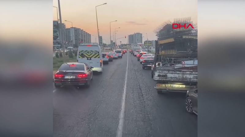 Diyarbakır’da Örnek Davranış: İtfaiyeye Fermuar Yöntemiyle Yol Açtılar