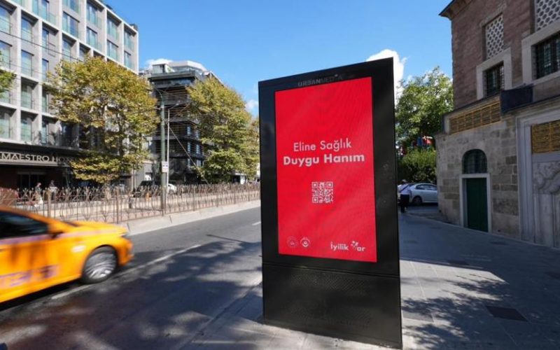 En İşlek Caddelerdeki QR Kodlu Mesajın Gizemi Çözüldü: Gözler 12 Eylül'e Çevrildi