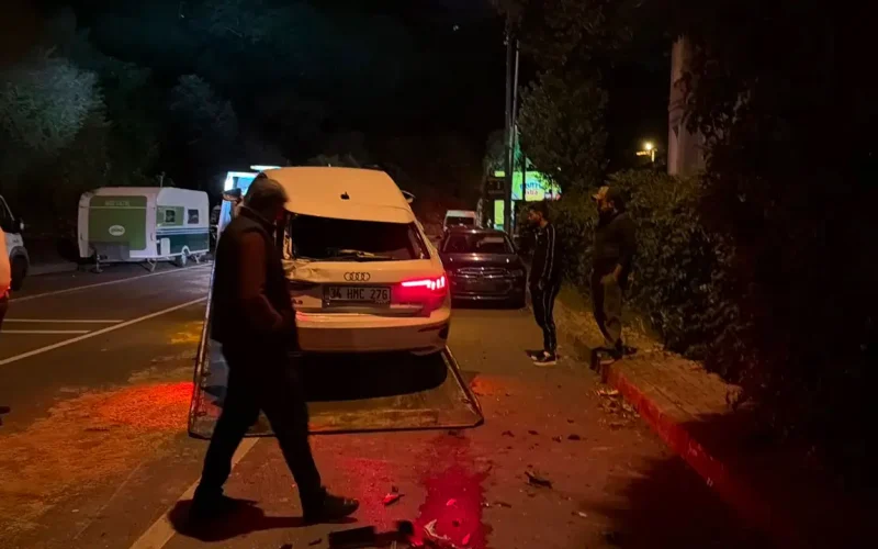 İstanbul Sarıyer'de otomobil park halindeki 6 araca çarptı: Yaralılar var!